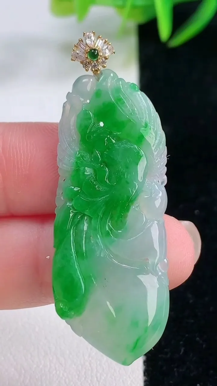 天然A货翡翠凤凰吊坠，尺寸44.4-17.2-3.2，重量:5.96g
11月26日