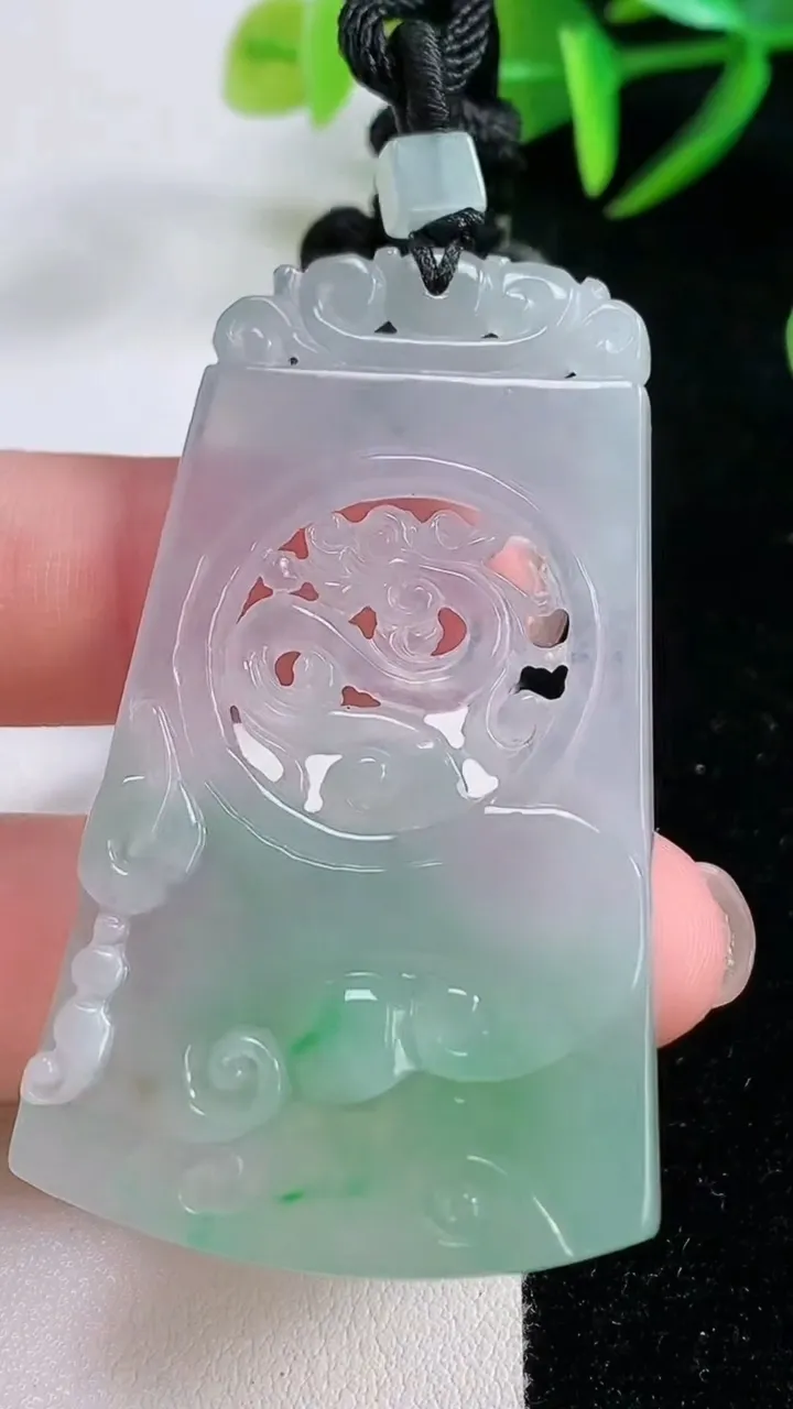 天然A货翡翠复古龙牌吊坠，尺寸55.7-33.6-3.6，重量:18.04g
11月26日