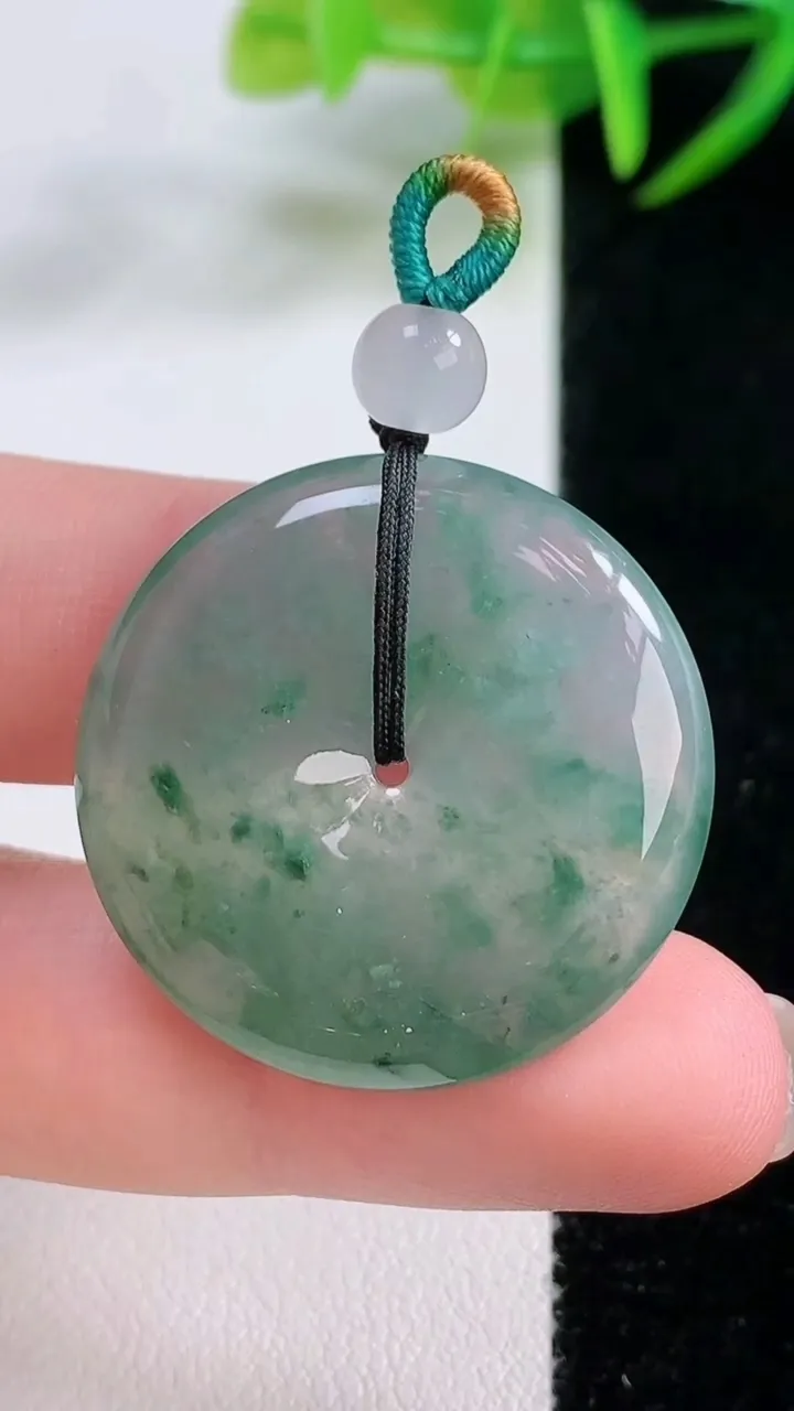 天然A货翡翠冰种飘花平安扣吊坠，尺寸27.5-5.4，重量:10.42g
11月26日