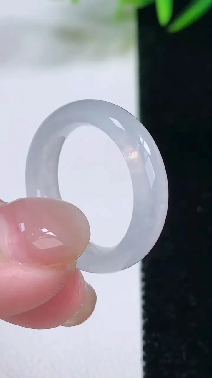 天然A货翡翠指环戒指，尺寸17.8-5-3，重量:3.63g2025年11月26日
工厂直销收藏佳品,种好水足，色泽均匀，有种有色，上手高大气！