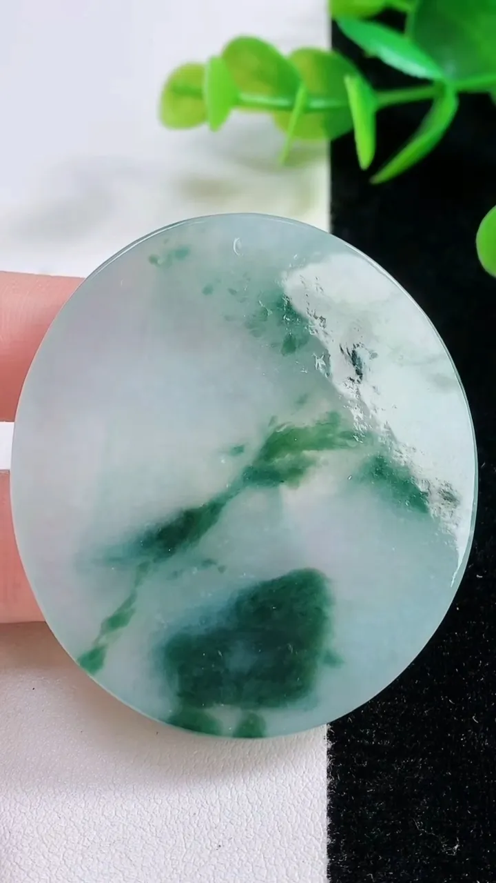 天然A货翡翠冰种飘花山水观音菩萨吊坠，尺寸53.7-48.4-5.9，重量:29.76g
11月26日