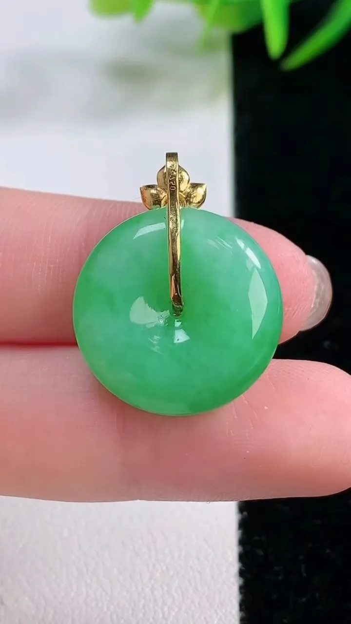 天然A货翡翠平安扣吊坠，尺寸19.6-5.4，重量:4.51g
11月26日