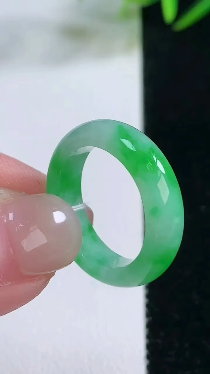 天然A货翡翠指环戒指，尺寸17-5-2.8，重量:3.3.g2025年11月26日
工厂直销收藏佳品