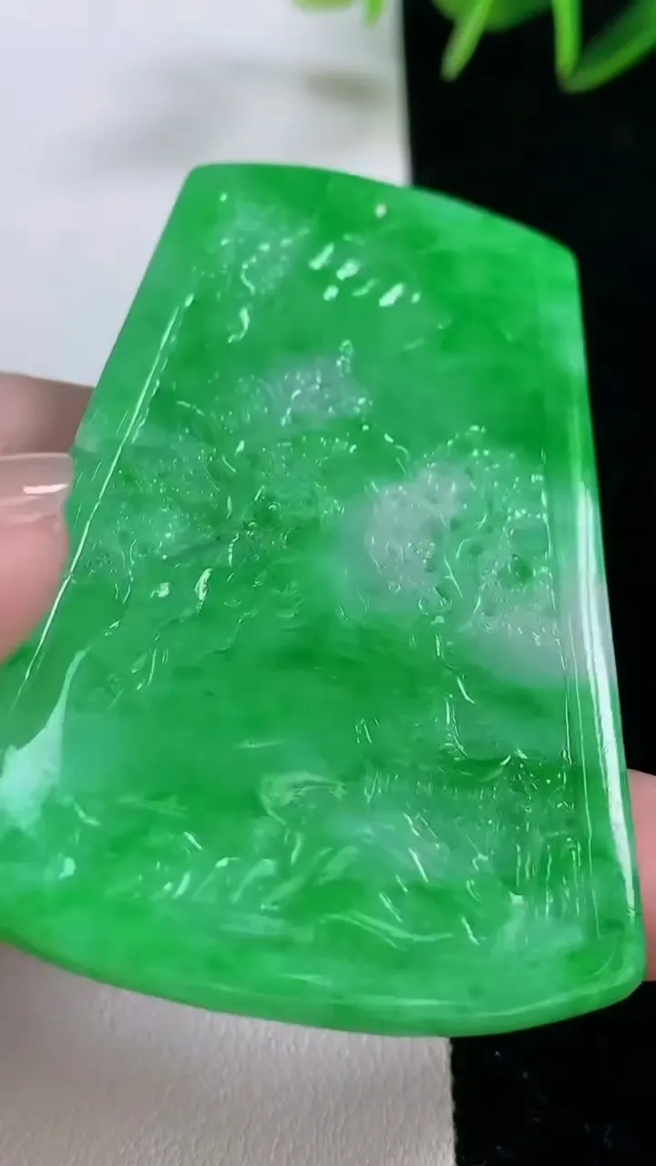 天然A货翡翠山水牌吊坠，尺寸62.4-42-5.3，重量:31.09g
11月26日