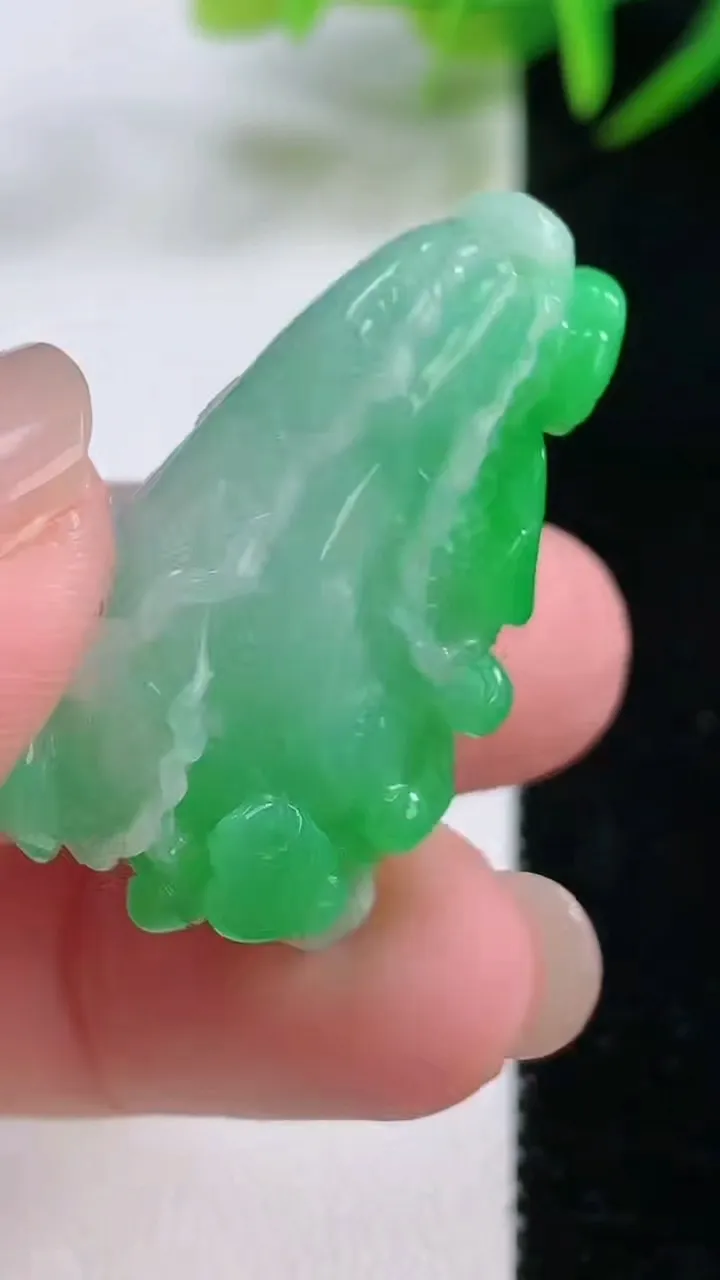 天然A货翡翠白菜吊坠，尺寸32.8-21-11.6，重量:11.80g
11月26日