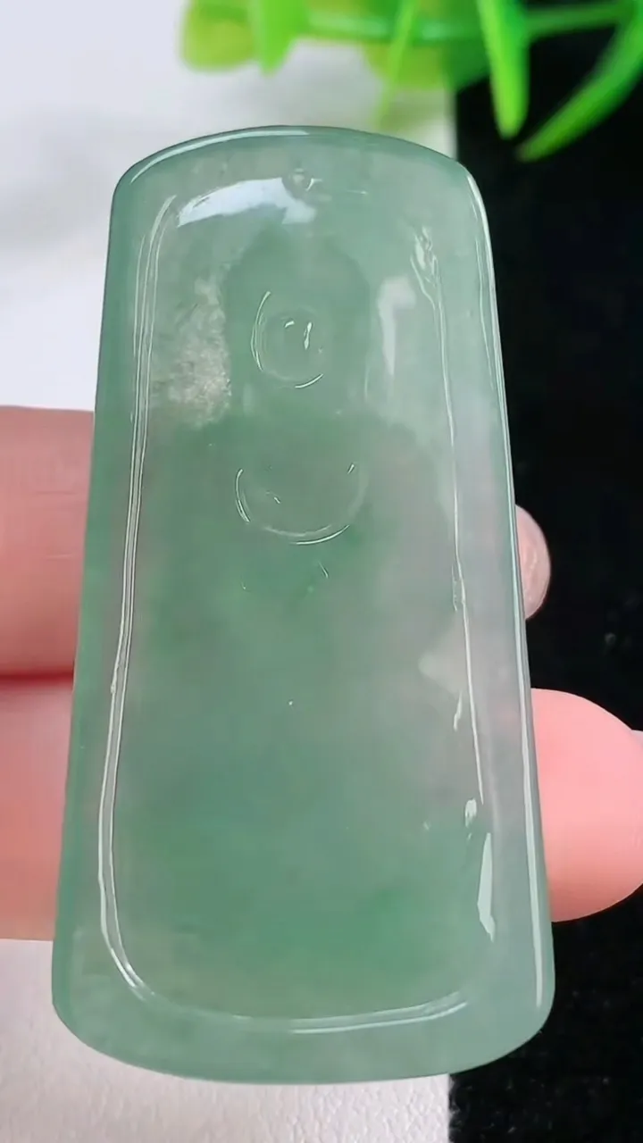 天然A货翡翠大日如来吊坠，尺寸52.8-25.7-5.6，重量:16.86g
11月26日