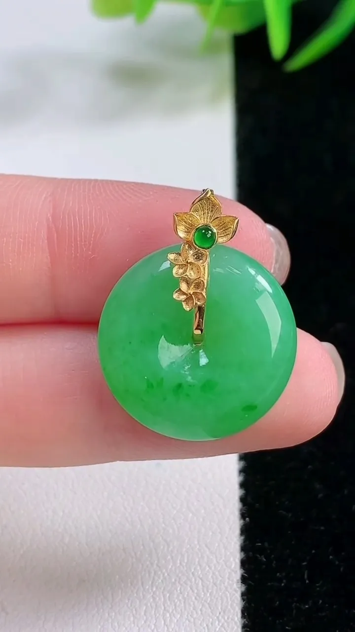 天然A货翡翠平安扣吊坠，尺寸19.6-5.4，重量:4.51g
11月26日