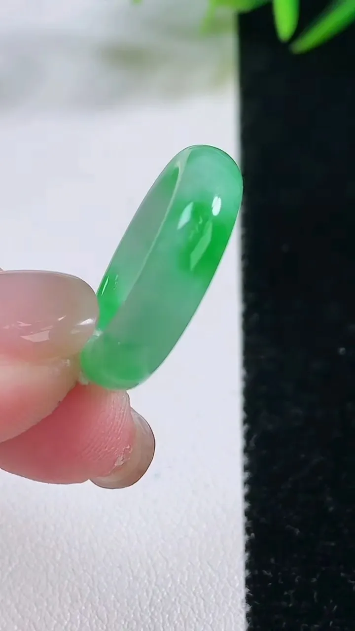 天然A货翡翠指环戒指，尺寸17-5-2.8，重量:3.3.g2025年11月26日
工厂直销收藏佳品,种好水足，色泽均匀，有种有色，上手高大气！