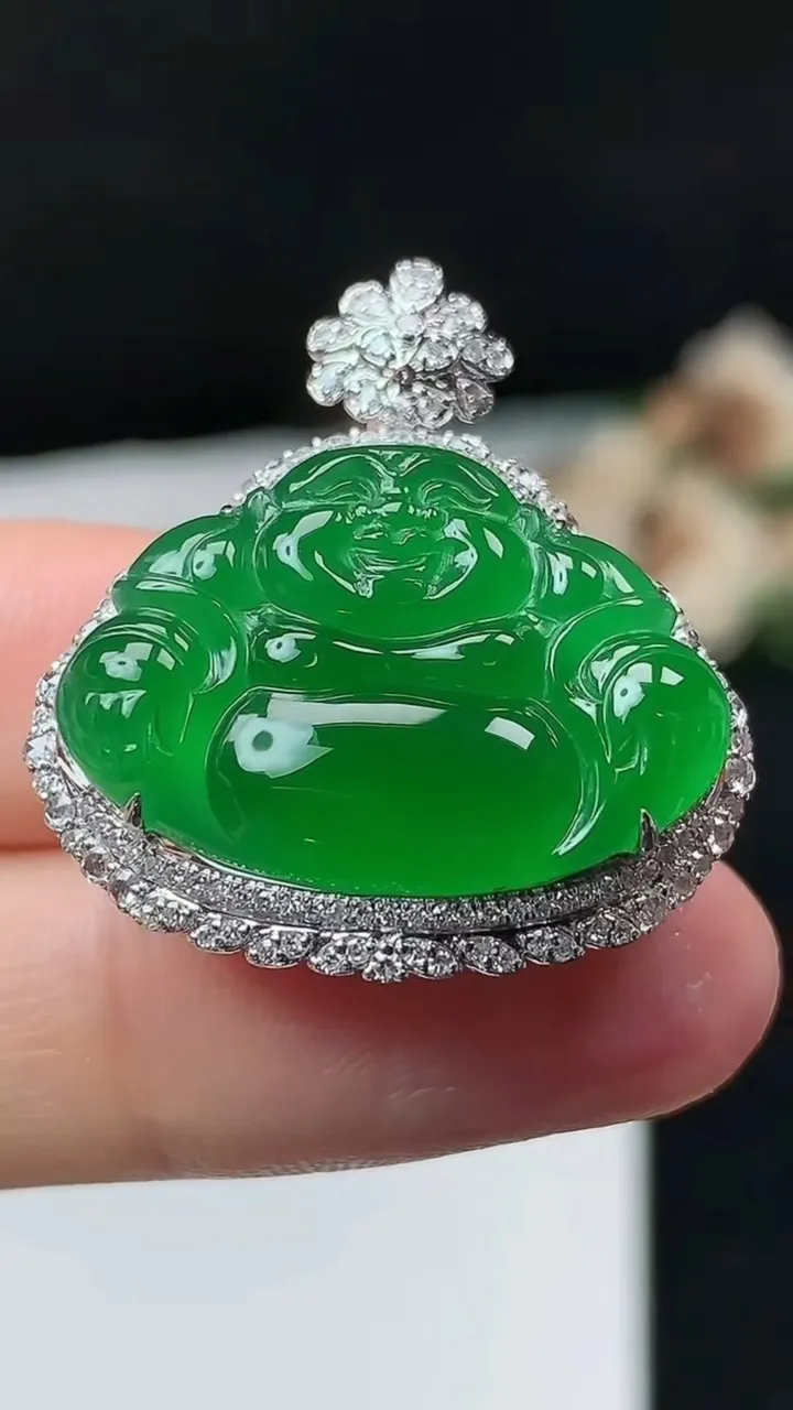 天然A货翡翠佛公吊坠，尺寸29.4-26.4-11裸石16.8-23.8，重量:7.72g
11月26日