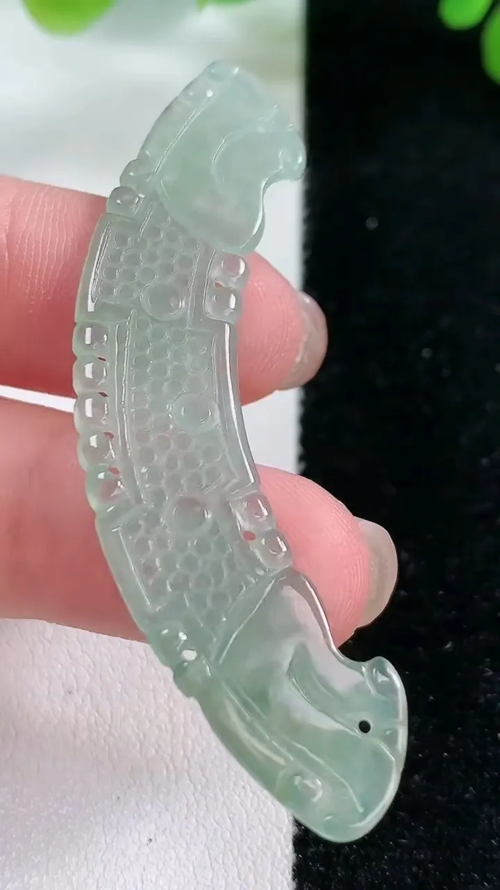 天然A货翡翠如意锁手牌，尺寸58.5-12-2.1，重:3.99g
11月26日