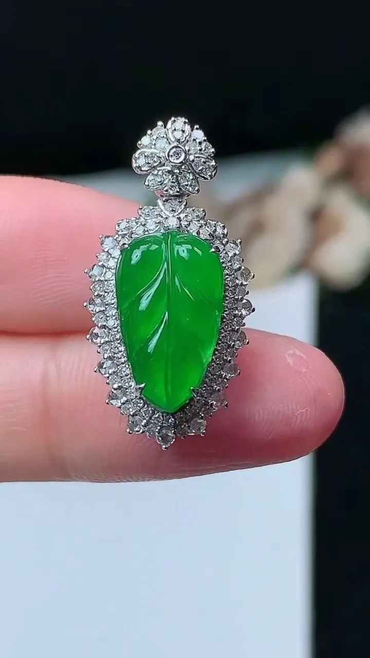 天然A货翡翠金枝玉叶 叶子吊坠，尺寸26.8-13.8-10，裸石14.4-8.4，重量:3.36g