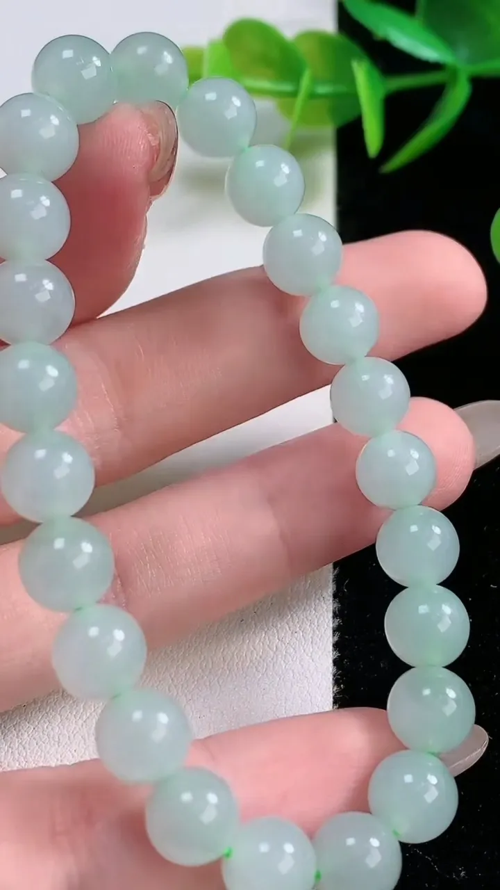天然A货翡翠圆珠手串，尺寸8.2-23颗，重量:20.37g11月26日
工厂直销收藏佳品,种好水足