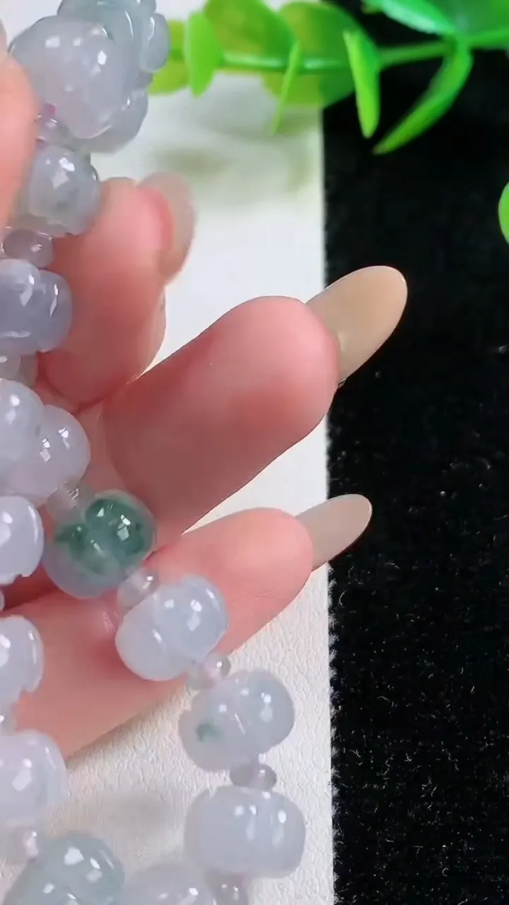 天然A货翡翠紫罗兰飘花莲花手串，尺寸10.3-6.4-19颗，重量:29.38g11月26日
工厂直销收藏佳品,种好水足，色泽均匀，有种有色，上手高大气！