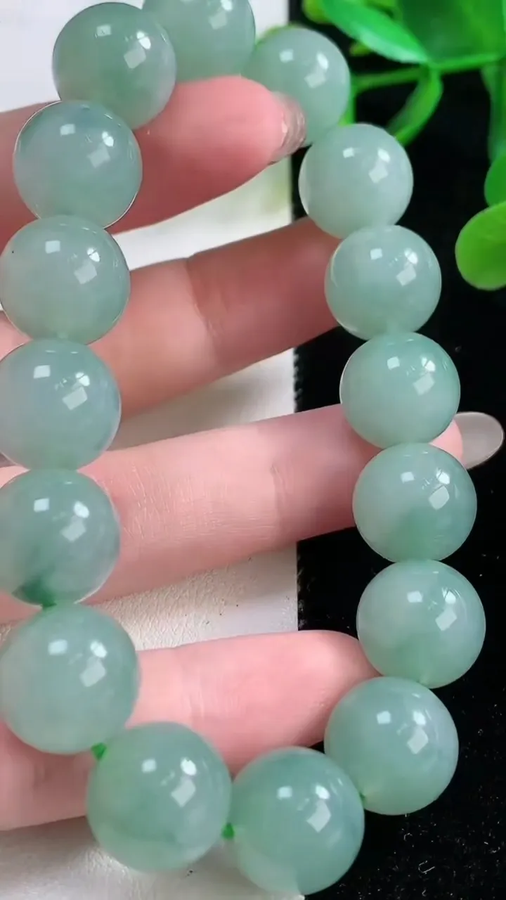 天然A货翡翠圆珠手串，尺寸12.6-16颗，重量:58.70g11月26日
工厂直销收藏佳品,种好水足，色泽均匀，有种有色，上手高大气！