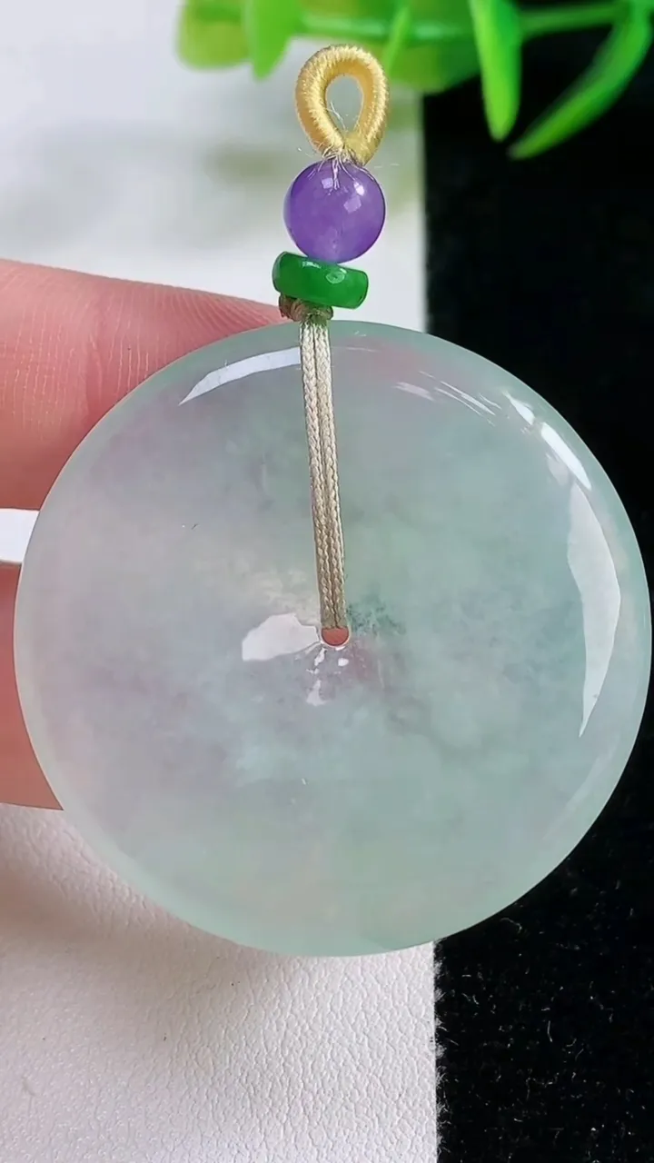 天然A货翡翠平安扣吊坠，尺寸38.3-5.5，重量:10.80g
11月26日