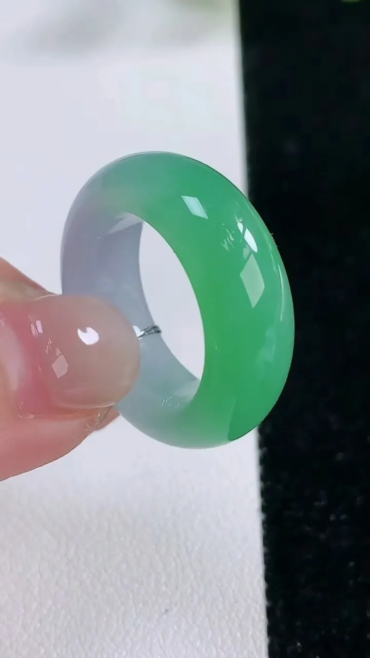天然A货翡翠指环戒指，尺寸17.8-8-4.8，重量:8.42g2025年11月26日
工厂直销收藏佳品,种好水足，色泽均匀，有种有色，上手高大气！