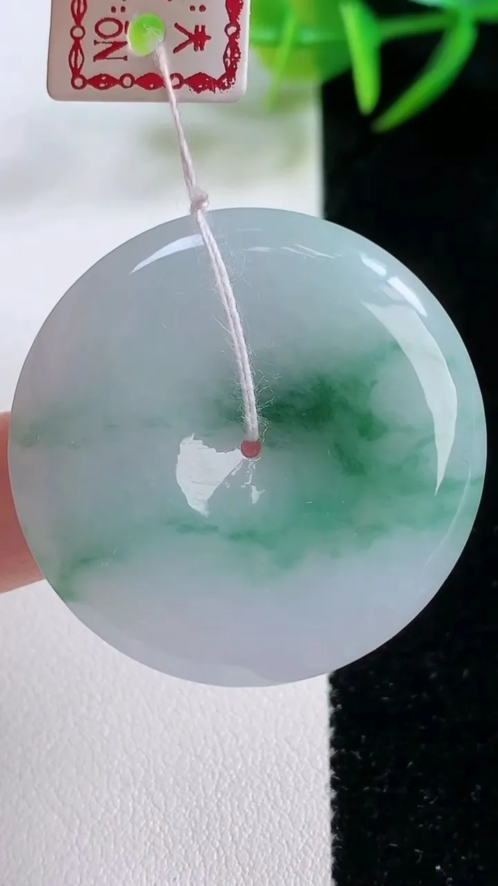 天然A货翡翠飘花平安扣吊坠，尺寸36.8-6，重量:17.82g
11月26日