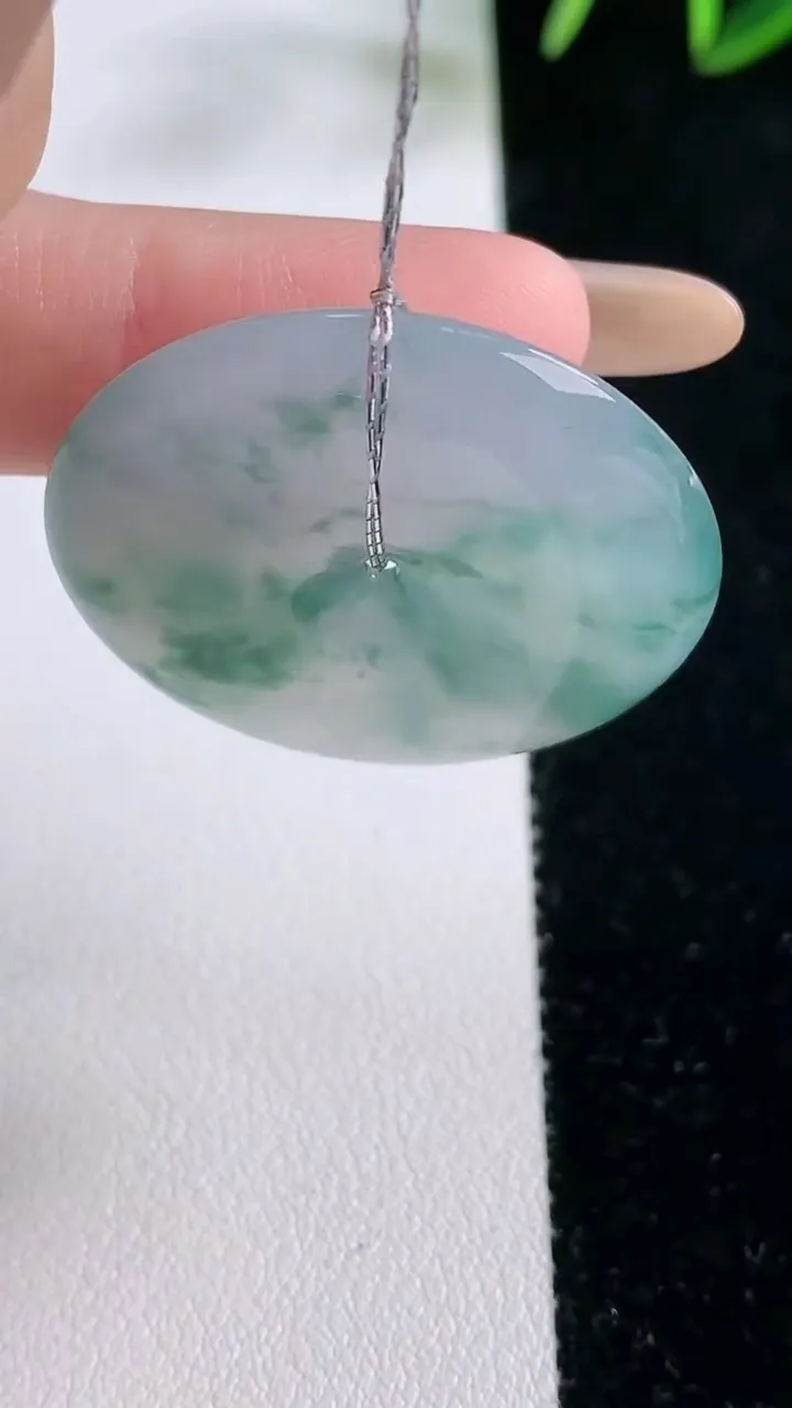 天然A货翡翠种飘花平安扣吊坠，尺寸32.7-5.9，重量:13.43g
11月26日