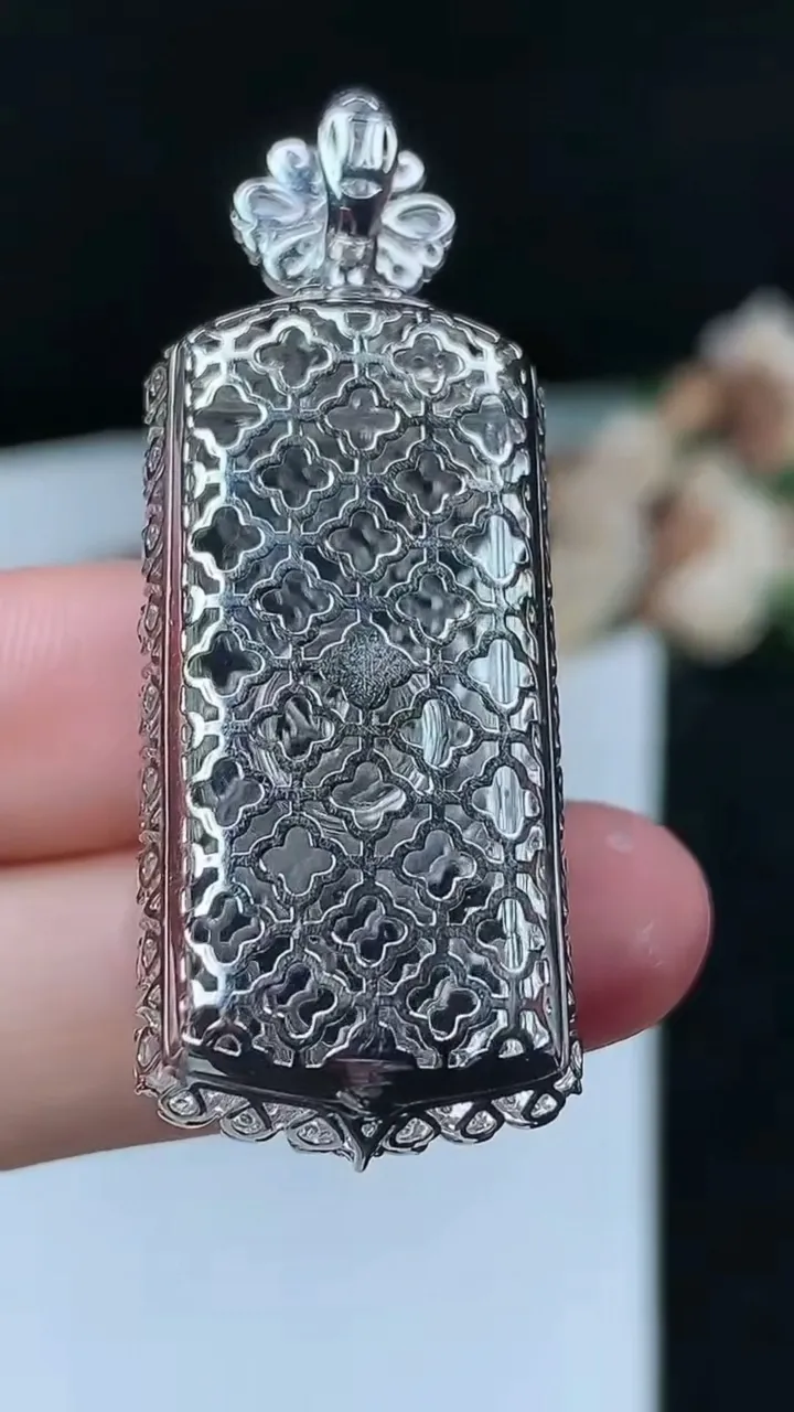 天然A货翡翠无事牌吊坠，尺寸48.3-17.6-11.3裸石30.2-14，重量:11.28g
11月26日