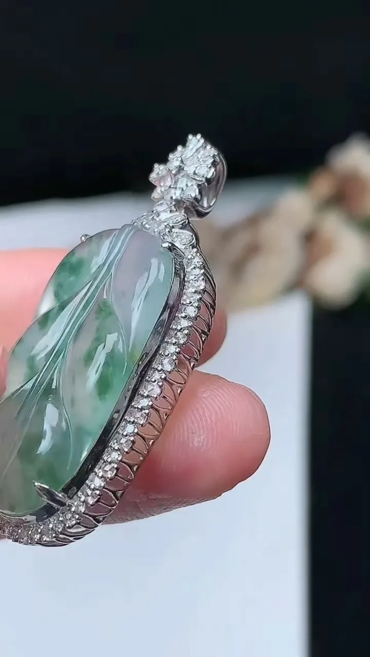 天然A货翡翠飘花金枝玉叶 叶子吊坠，尺寸40.2-18.2-9
11月26日