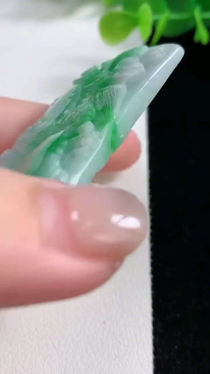 天然A货翡翠山水牌吊坠，尺寸71-43-6.6，重:45.32g
11月26日