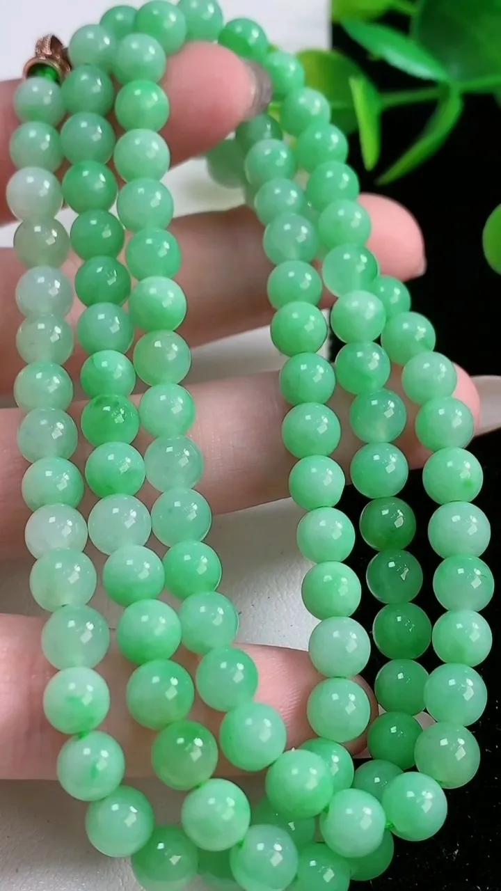 天然A货翡翠圆珠项链，尺寸5.7-108颗，重量:41.71g
11月26日