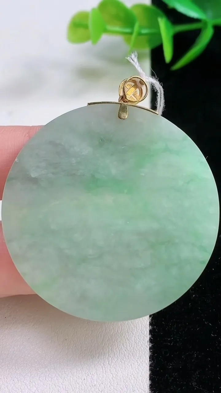 天然A货翡翠无事牌吊坠，尺寸44.8-3.6，重量:20.06g
11月26日
