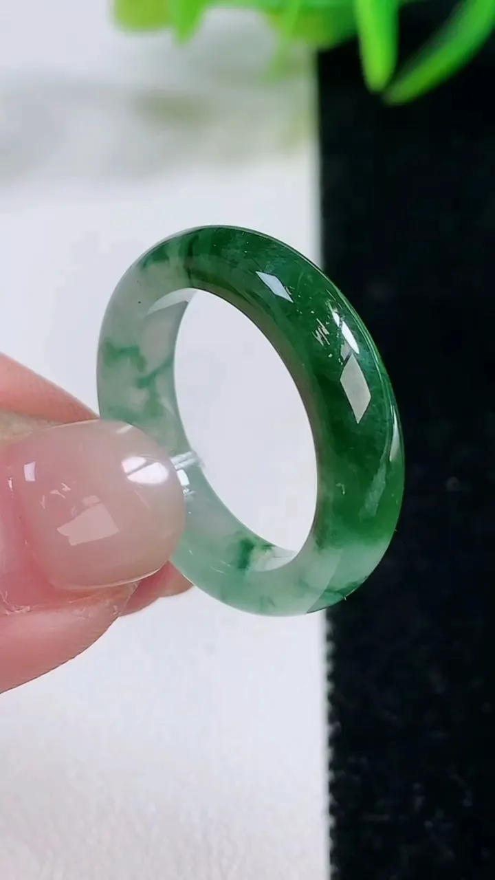 天然A货翡翠冰种飘花指环戒指，尺寸18.5-5-3，重量:3.92g2025年11月26日
工厂直销