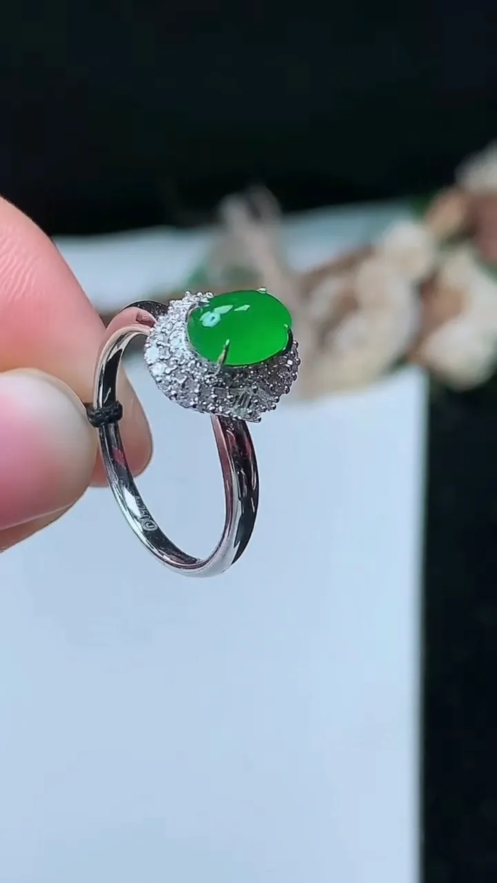 天然A货翡翠蛋面戒指，尺寸17.2-7.6-5.2，重量:2.88g2025年11月26日
工厂直销收藏佳品,种好水足，色泽均匀，有种有色，上手高大气！