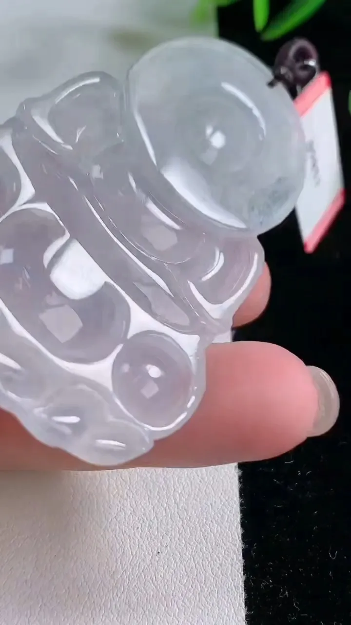 天然A货翡翠种白冰观音菩萨吊坠，尺寸64.4-41-6.6，重量:29.91g
11月26日