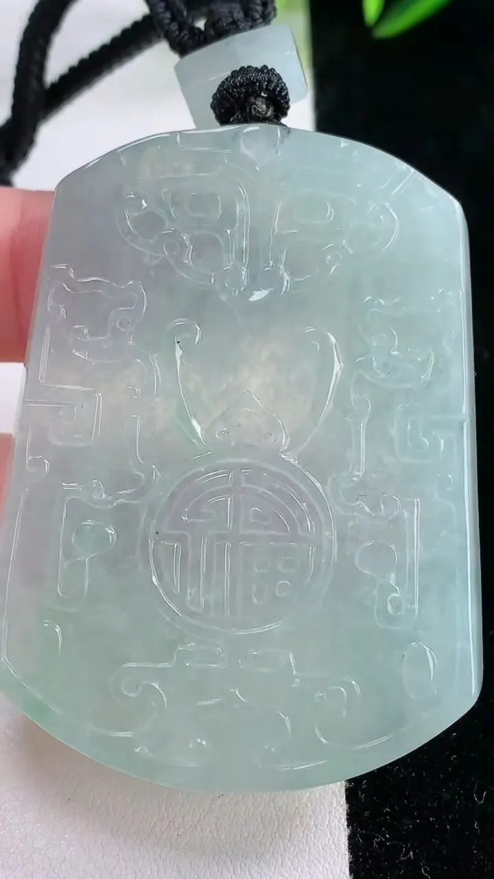 天然A货翡翠仿古无事牌吊坠，尺寸55-41.7-5.1，重量:35.50g
11月26日