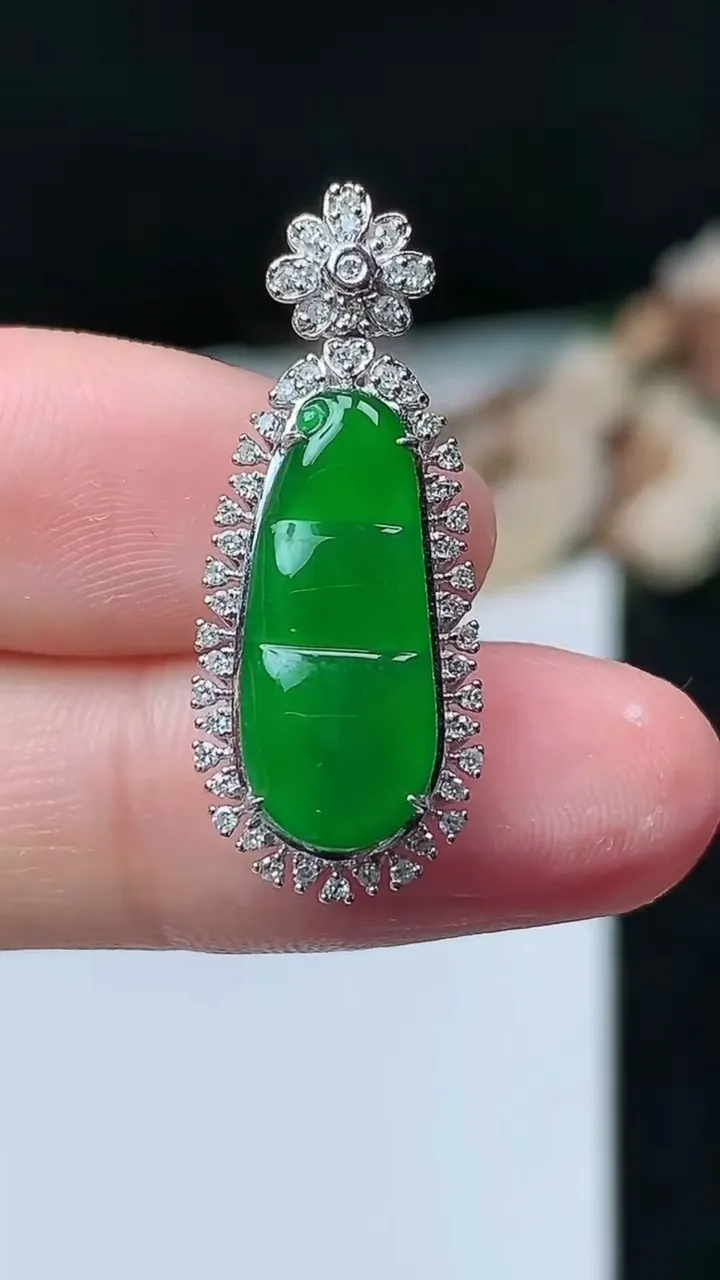 天然A货翡翠福豆吊坠，尺寸28.5-11.6-6，裸石17.6-7.6，重量:2.87g
11月26日