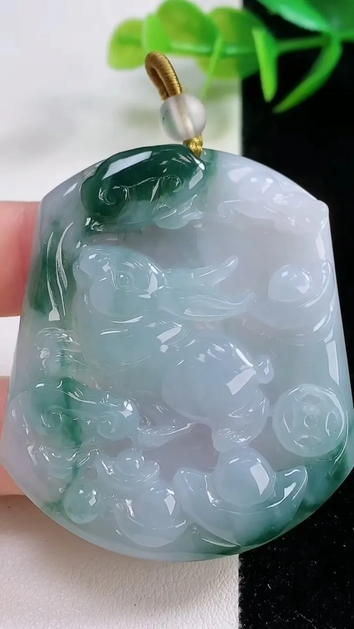 天然A货翡翠飘花生肖兔吊坠，尺寸53-45.9-5.6，重量:28.30g
11月26日