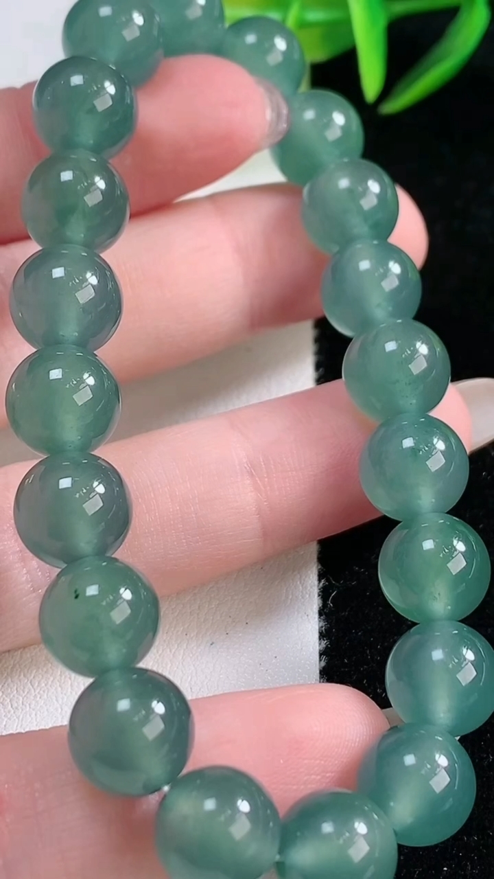 天然A货翡翠种蓝水圆珠手串，尺寸9.5-20颗，重量:31.14g11月26日
工厂直销收藏佳品,种