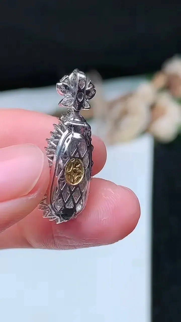 天然A货翡翠福豆吊坠，尺寸27-9.9-9.4，裸石14.2-4.8，重量:3.16g
11月26日