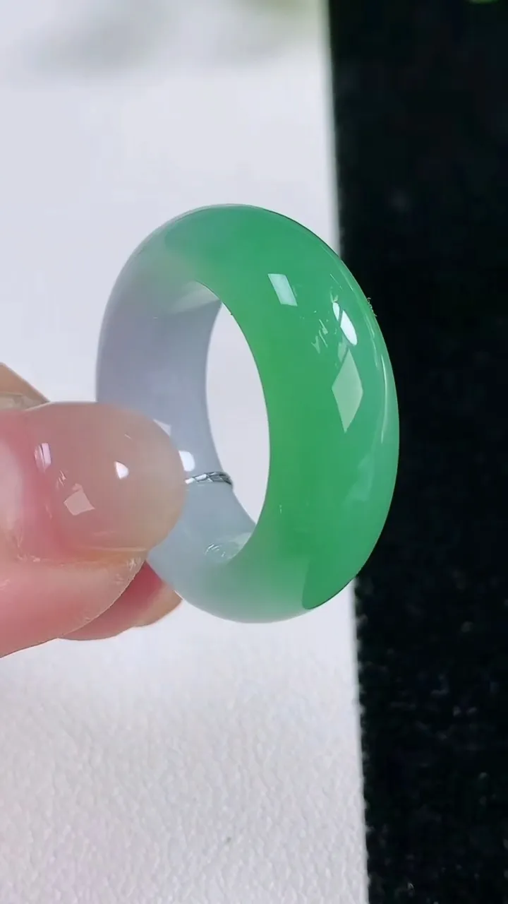 天然A货翡翠指环戒指，尺寸17.8-8-4.8，重量:8.42g2025年11月26日
工厂直销收藏佳品,种好水足，色泽均匀，有种有色，上手高大气！