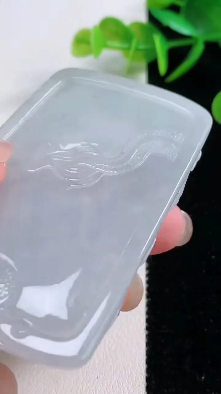 天然A货翡翠祥龙观音菩萨吊坠，尺寸68.5-42-6.5，重量:42.85g
11月26日