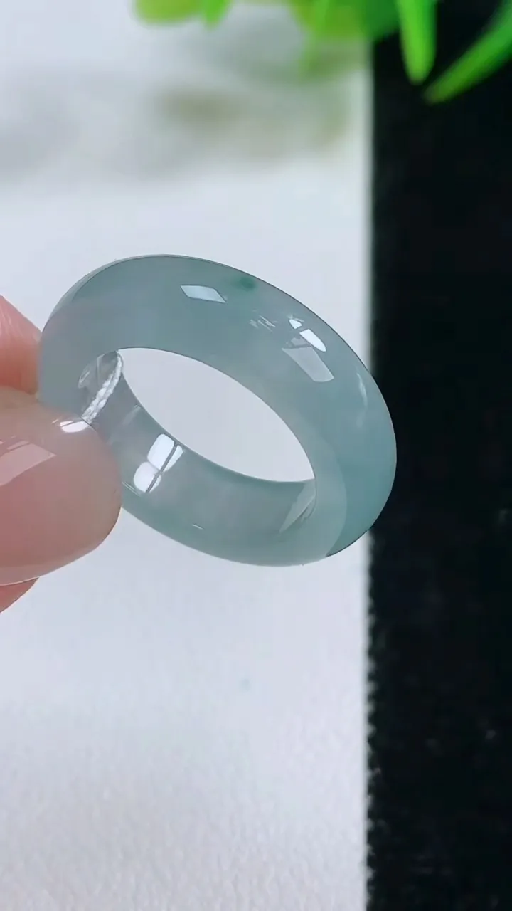 天然A货翡翠冰种飘花指环戒指，尺寸16.6-5.3-3，重量:4.20g2025年11月26日
工厂直销收藏佳品,种好水足，色泽均匀，有种有色，上手高大气！