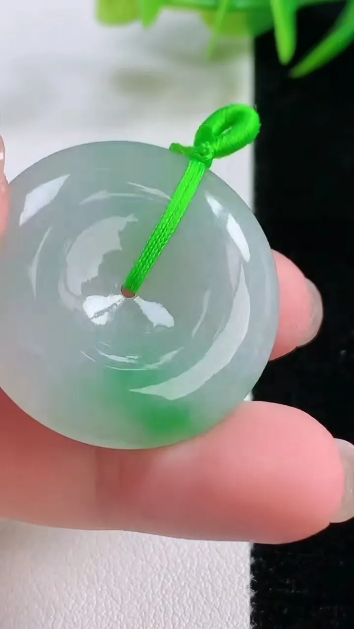 天然A货翡翠平安扣吊坠，尺寸31.8-6.4，重量:13.39g
11月26日