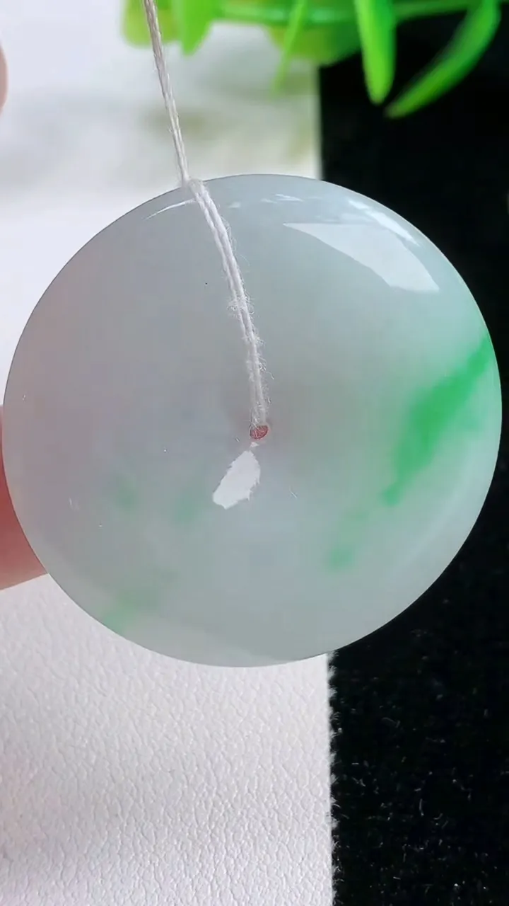 天然A货翡翠平安扣吊坠，尺寸37-5.3，重量:18.34g
11月26日