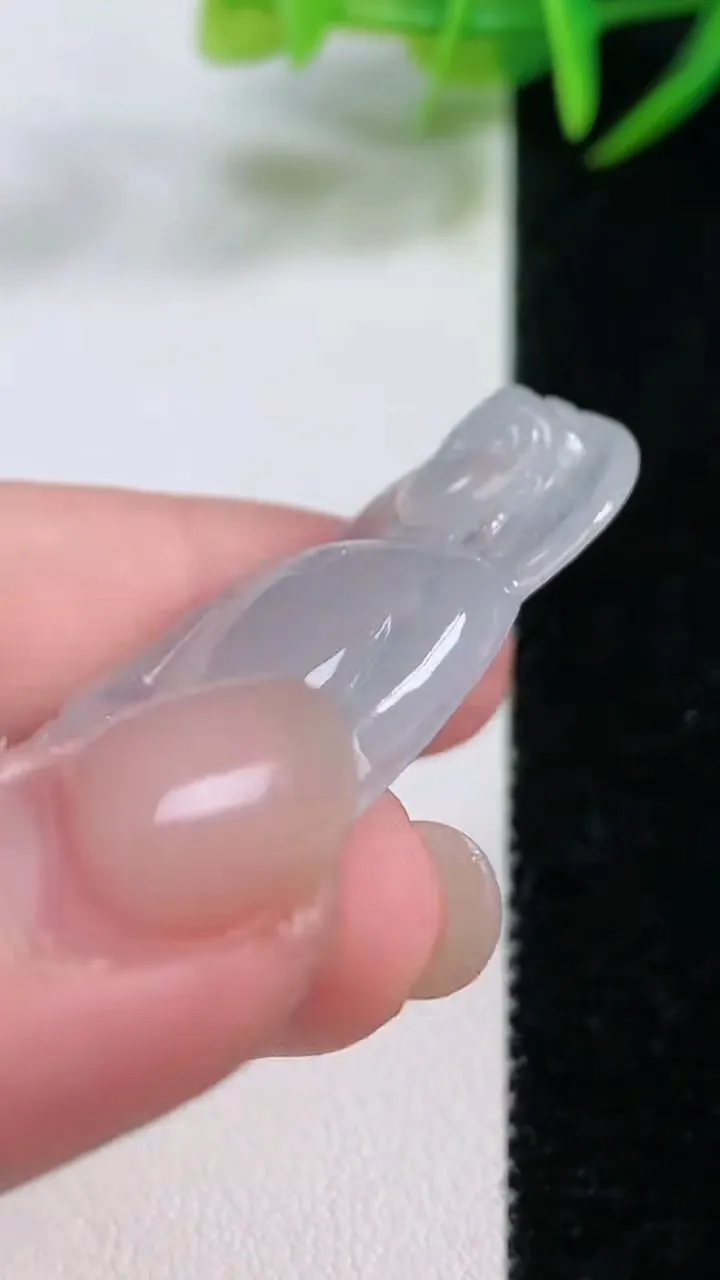 天然A货翡翠观音菩萨吊坠，尺寸44.6-27-5.3，重量:9.96g
11月26日