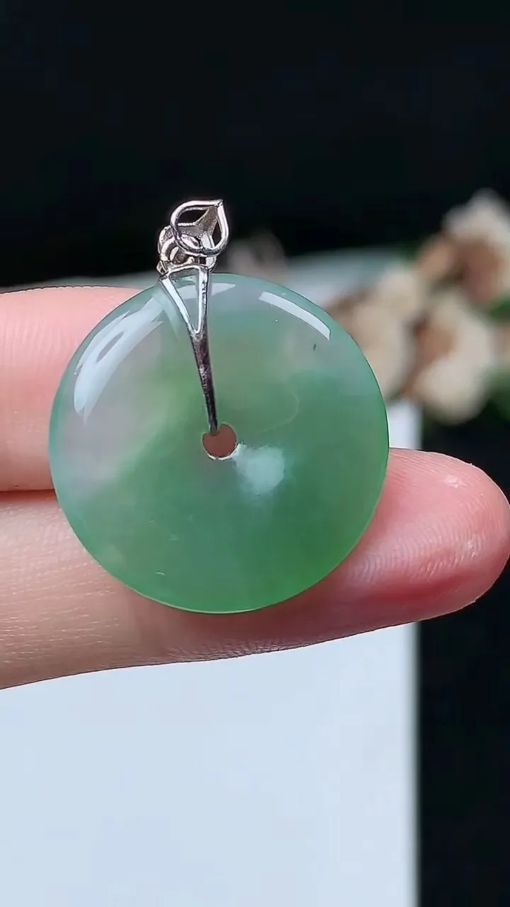 天然A货翡翠平安扣吊坠，尺寸21.6-3.7，重量:4.00g
11月26日