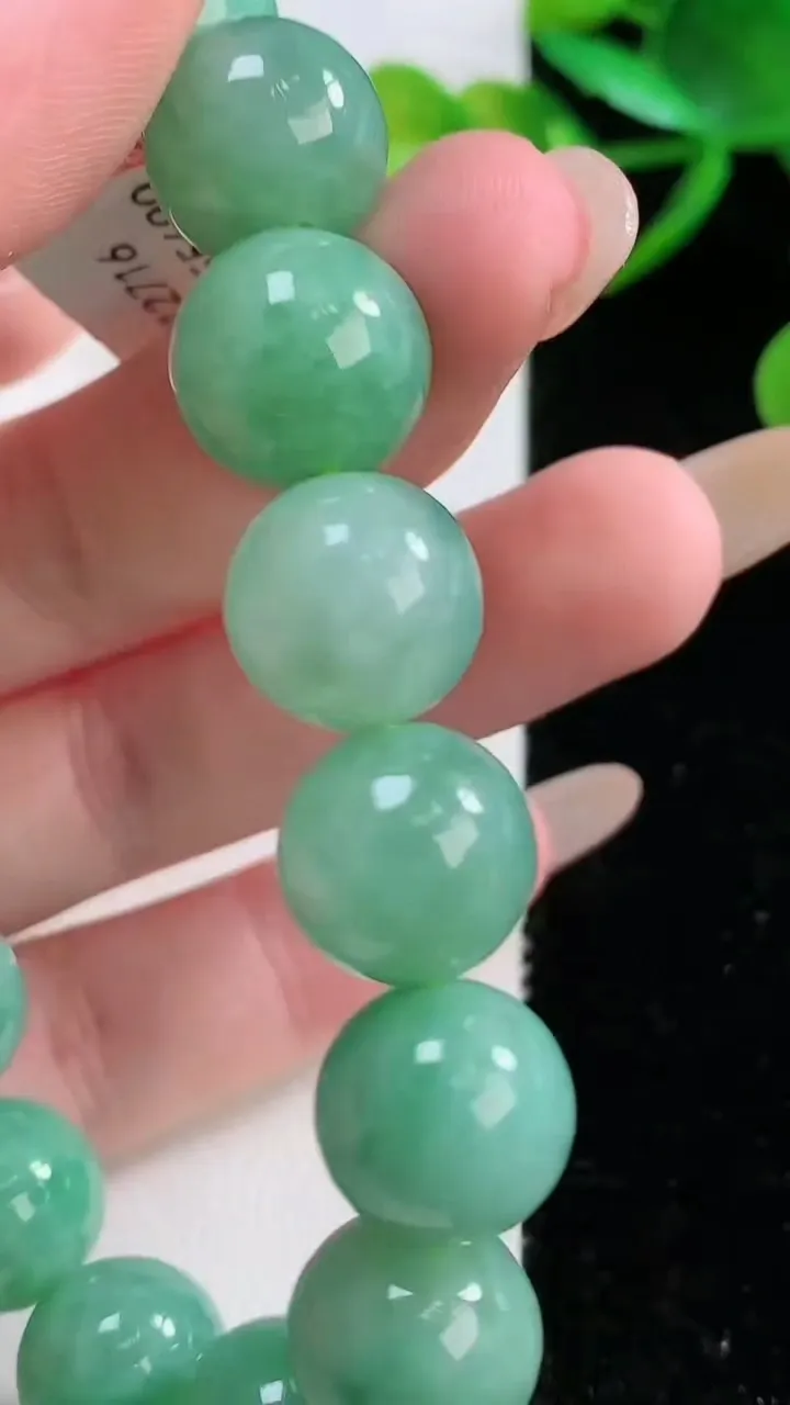 天然A货翡翠圆珠手串，尺寸12.7-16颗，重量:56.38g11月26日
工厂直销收藏佳品,种好水足，色泽均匀，有种有色，上手高大气！