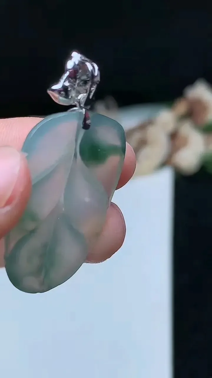 天然A货翡翠金枝玉叶 叶子吊坠，尺寸30.6-19.2-3.4，重量:4.75g
11月26日