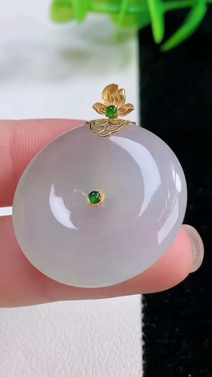 天然A货翡翠种白冰平安扣吊坠，尺寸28.5-5.5，重量:11.08g
11月26日