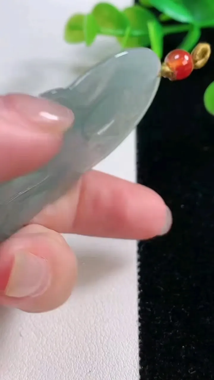 天然A货翡翠度母观音吊坠，尺寸68.8-44.4-5，重量:26.42g
11月26日