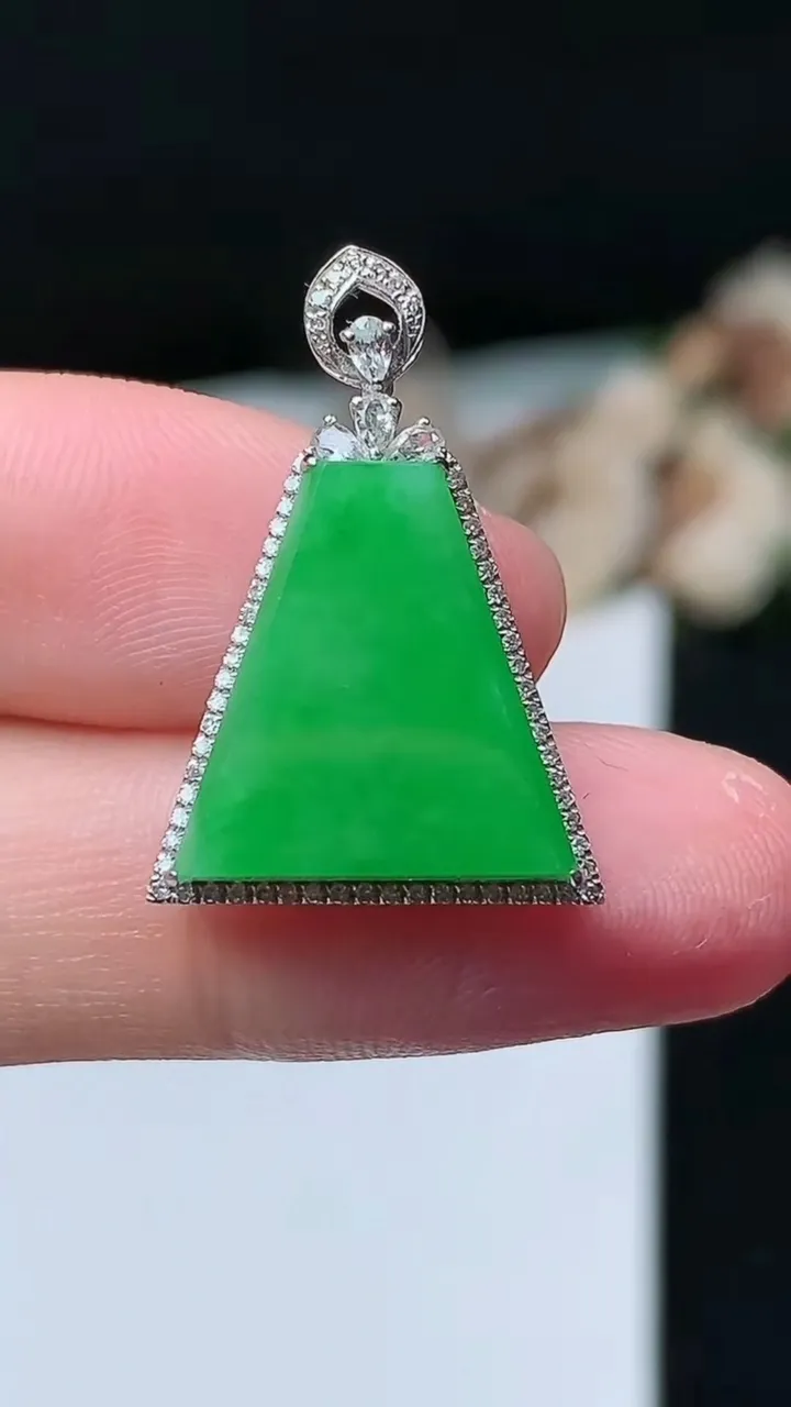 天然A货翡翠无事牌吊坠，尺寸24.5-17-6.4，裸石15.2-14.4，重量:2.80g
11月