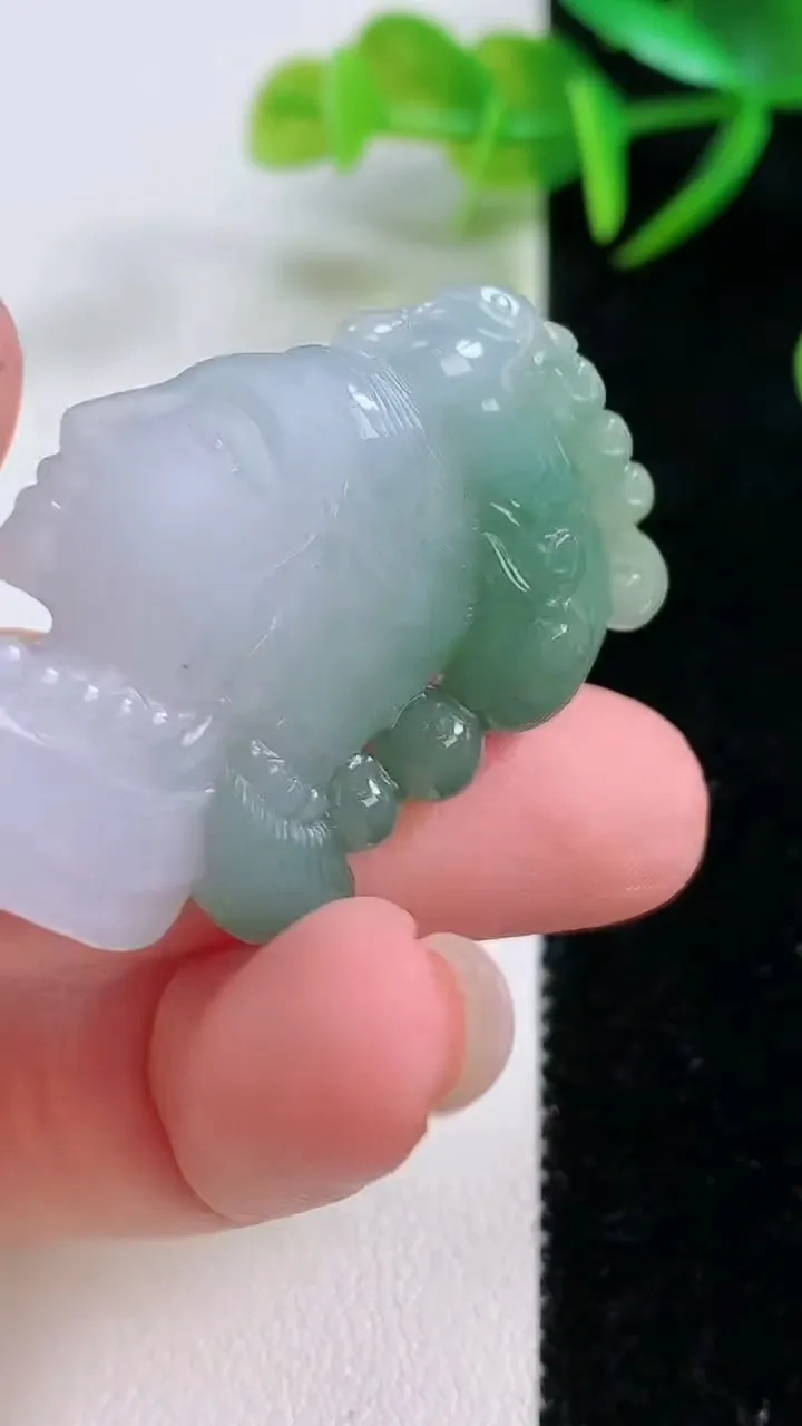 天然A货翡翠观音头吊坠，尺寸43-29.3-7.3，重量:15.15g
11月26日