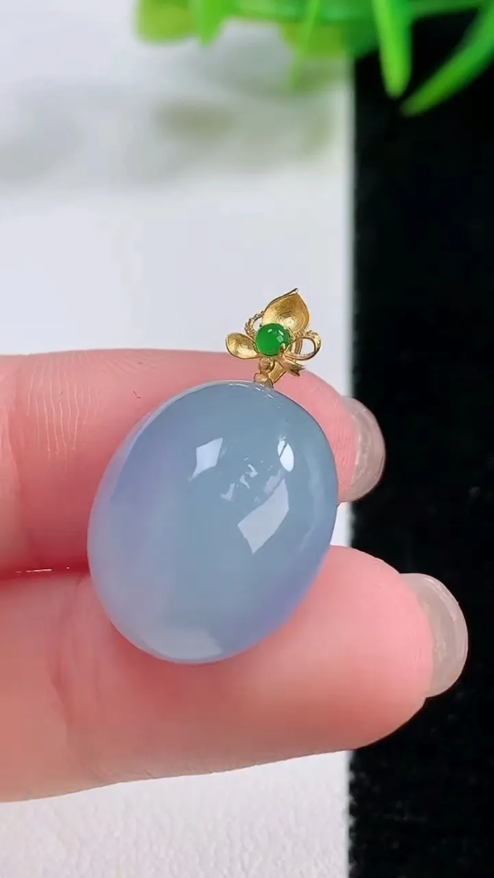 天然A货翡翠18K金紫罗兰蛋面吊坠，尺寸18.6-15.7-10.4，重量:5.42g
11月26日