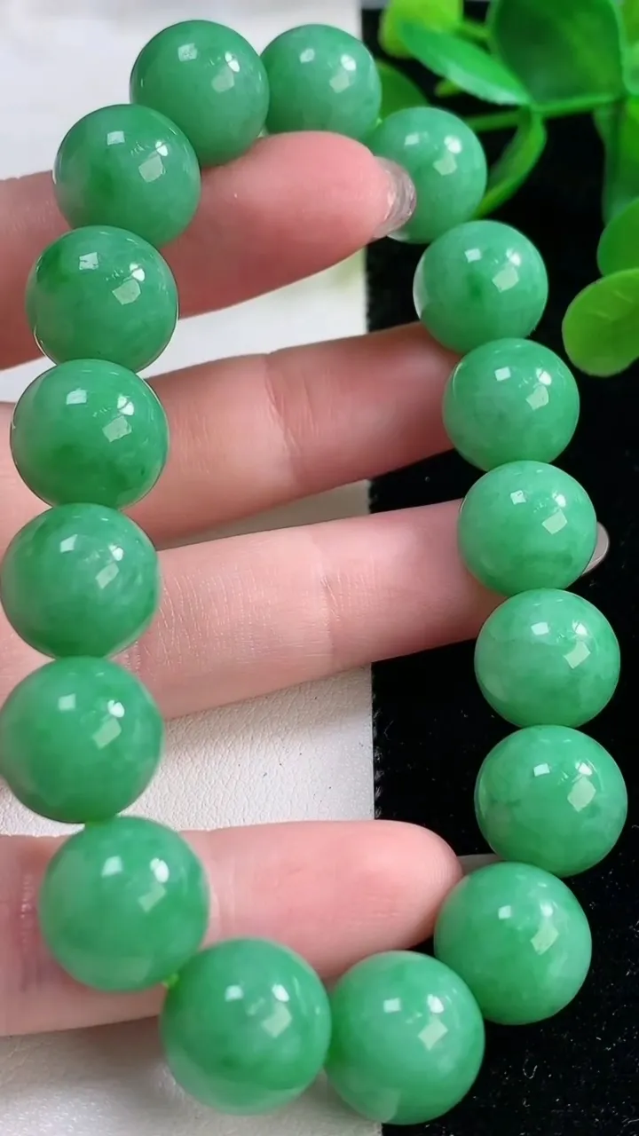 天然A货翡翠圆珠手串，尺寸12.6-17颗，重量:57.99g11月26日
工厂直销收藏佳品,种好水足，色泽均匀，有种有色，上手高大气！